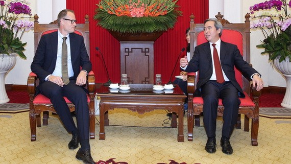 中央經濟部長阮文平（右）接見丹麥氣候、能源與技術基礎設施事務部常務國務卿莫滕‧百克。（圖源：越通社）