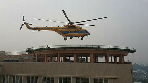 Mi 171號救護直升機即將降落在震傷矯形院大廈停機坪上的瞬間畫面。（圖源：黎芳）