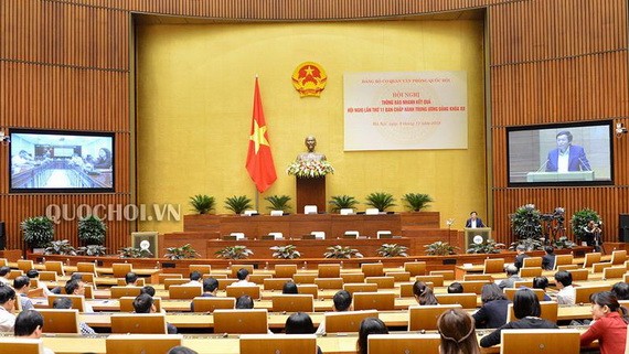 黨十二屆十一中全會結果通知簡報會議場景。（圖源：Quochoi.vn）