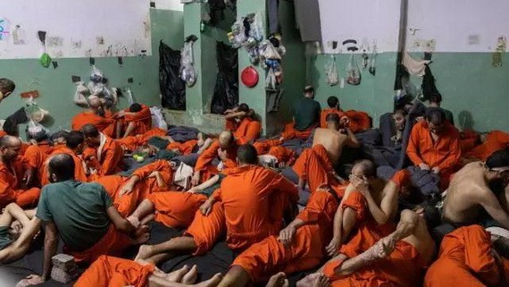 涉嫌為IS成員的囚犯被關押在敘利亞東北部庫爾德武裝控制的一座監獄裡。（圖源：紐約時報）