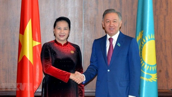 國會主席阮氏金銀（左）在IPU-140大會間隙與哈薩克斯坦共和國眾議院議長努爾蘭‧尼格馬圖林會晤。（圖源：越通社）