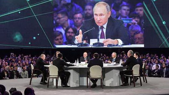 11月9日，在俄羅斯莫斯科，俄羅斯總統普京（台上左一）在出席“人工智能之旅”國際會議時講話。（圖源：互聯網）