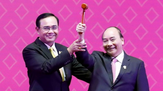 阮春福總理（右）從泰國總理巴育手中接過象征東盟輪值主席國身份的木槌。（圖源：VGP）