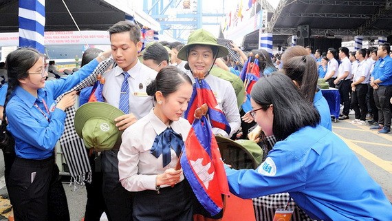 胡志明共青團中央書記、越南青年國家委員會常務副主任阮玉良與500多名青年出席日本丸船歡迎儀式。（圖源：國清）