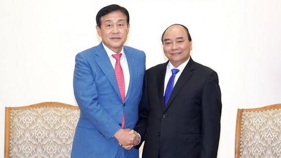 政府總理阮春福（右）接見韓國韓亞金融集團董事長金正大。（圖源：VGP）