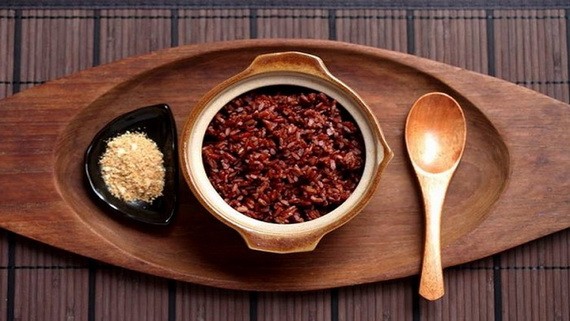 吃芝麻糙米飯雖說有益心血管健康，但飲食營養要均衡，攝入足夠的熱量、蛋白質、維生素和礦物質。（示意圖源：田升）