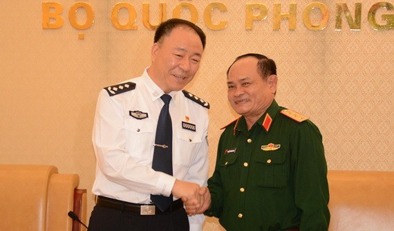 越南人民軍副總參謀長阮方南上將（右）接見中國移民管理局副局長趙昌華同志。（圖源：梅源）