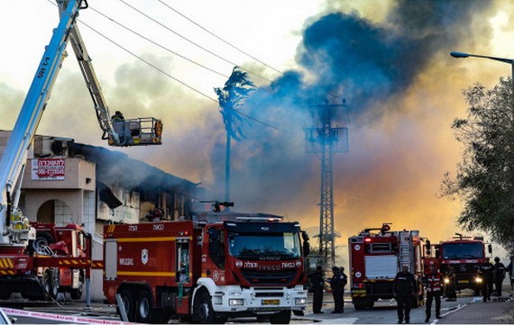 在以色列斯代羅特，消防人員為一座遭火箭彈襲擊後起火的工廠滅火。（圖源：互聯網）