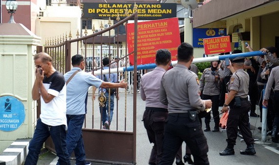 爆炸發生後，警方在警察局門口站崗。（圖源：路透社）
