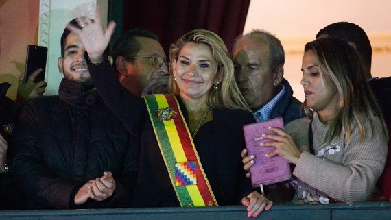 11月12日，在玻利維亞拉巴斯，珍尼娜·阿涅斯（中）宣佈就任玻利維亞臨時總統後戴上總統綬帶。（圖源：新華社）