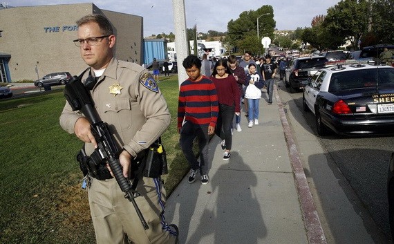 案發後員警護送學生離開校園。（圖源：AP）