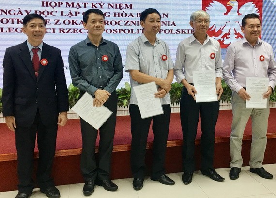 市各友好組織聯合會副主席阮文孟向該會新補充的執委會成員頒發決定書。