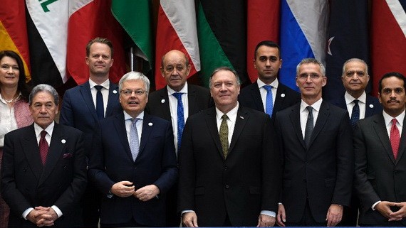蓬佩奧（前排中）促請歐洲各國將本國IS武裝份子接回國審判。（圖源：AP）