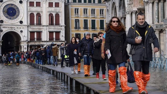 意大利著名水上城市威尼斯遭受50年來最嚴重的水災，整個城市幾乎都浸在水中，當地民眾與遊客出行遇到重重困難。（圖源：AFP）