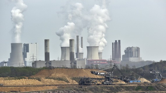 這是2014年4月3日在德國西部格雷文布羅赫市附近拍攝的一座發電廠的資料照片。（圖源：AP）