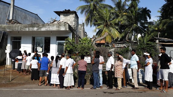 斯里蘭卡11月16日舉行總統大選。圖為當地民眾排隊投票選舉。（圖源：AP）
