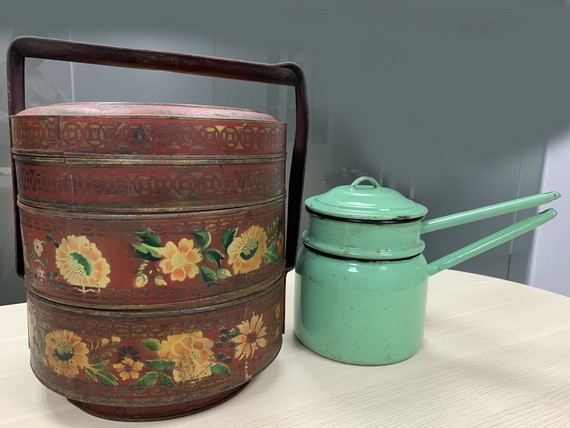 李婆婆贈送的華人婚禮古老全盒和燉蒸器皿。