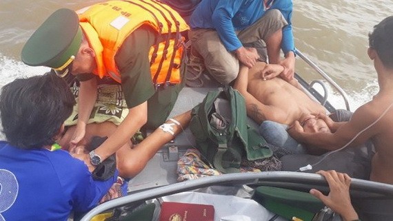 堅江省邊防部隊救護人員在船上營救窒息患者。（圖源：VTC News）