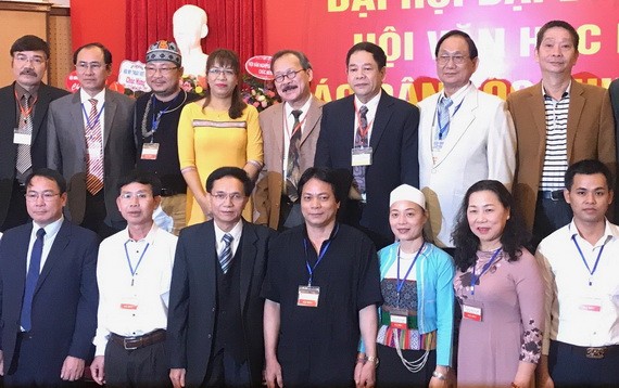 張漢明(後排右二)常委與新屆執委成員在大會上亮相。