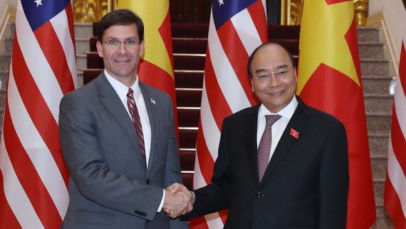 阮春福總理（右）接見美國國防部長馬克。（圖源：越通社）