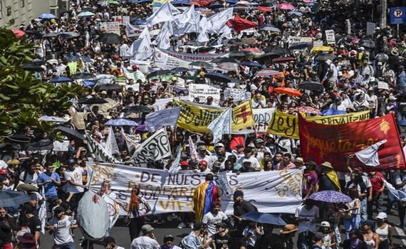  當地時間11月21日，哥倫比亞波哥大，在當地抗議遊行中，抗議者高呼口號。（圖源：互聯網）