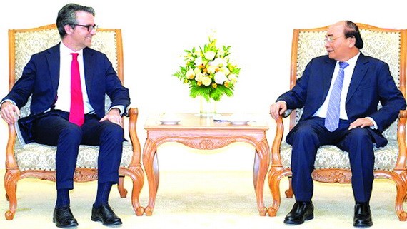 政府總理阮春福（右）接見駐越南歐盟大使喬治‧阿利伯蒂代表團長。（圖源：光孝）