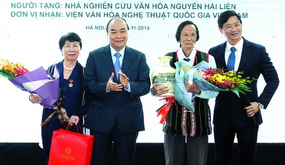 政府總理阮春福送花感謝捐贈者。