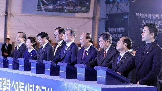 政府總理阮春福（右四）出席釜山Eco-Delta智慧城市建設動工儀式。（圖源：越通社）