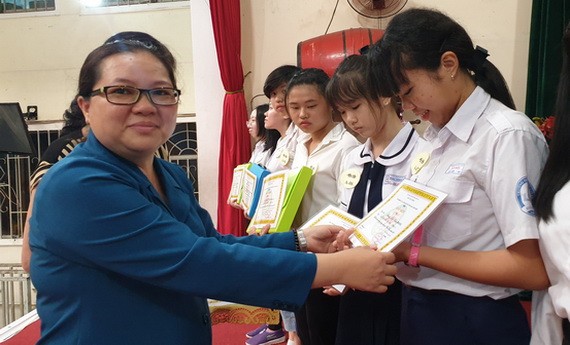 市華語教師俱樂部主任王桂秋頒獎給學生。