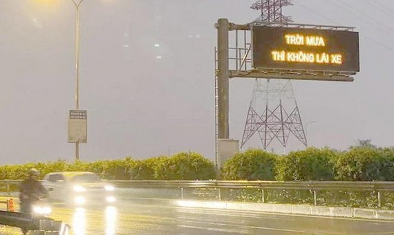 本月23日晚，胡志明市-隆城-油曳高速公路旁的電子告示牌上出現了“下雨不開車”的字樣。（圖源：長源）