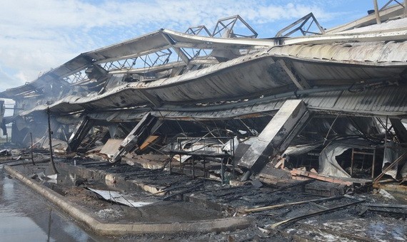 滀臻省芽皮成衣股份公司24日發生大火，遭燒毀的一間廠房全倒塌。（圖源：日輝）