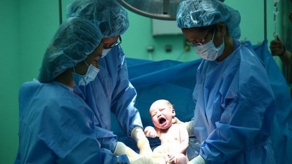產婦在市醫科大學醫院分娩順利誕下一名健康的男寶寶。（示意圖源：院方提供）