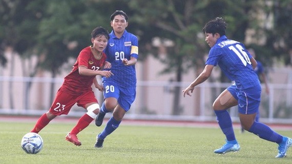 越南女隊(紅衣)與泰國隊 1 比 1 踢和。（圖源：互聯網）