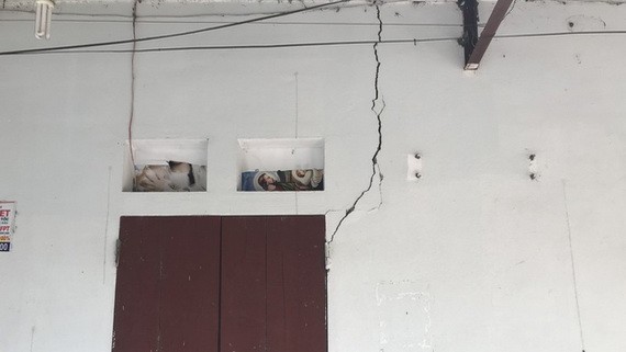 高平省重慶縣過去兩天連續發生四場地震，地震過後，多間民房的墻面出現裂縫現象。（圖源：陲楊）