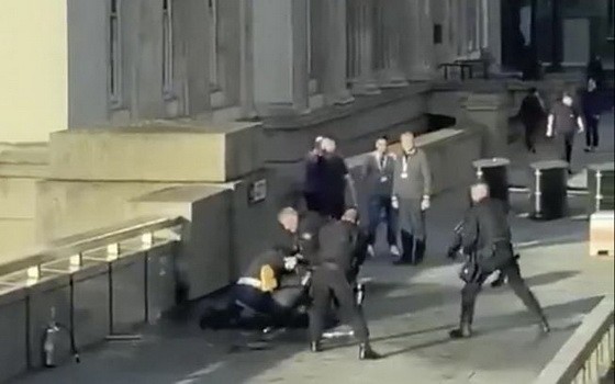 當地時間11月29日，一男子在英國倫敦橋附近持刀行兇傷及多人，被警方開槍擊斃。警方認為這次襲擊屬恐怖主義事件。（圖源：互聯網）