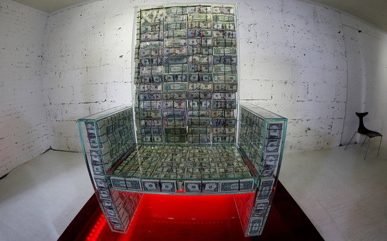 內塞百萬美元紙幣的玻璃王座。（圖源：互聯網）