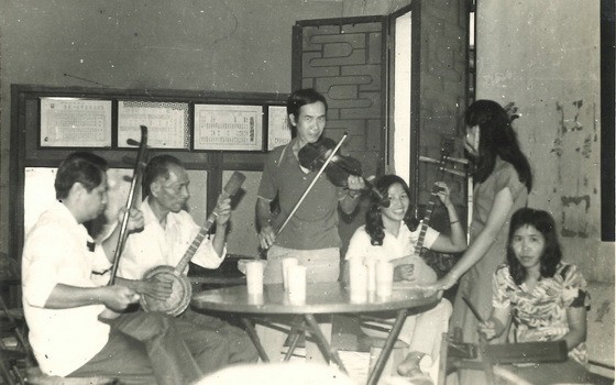 黃華師傅（左三站立者）於上世紀80年代的一次演出前與徒弟們操曲。左四者所持的正是黃師傅 的秦琴。