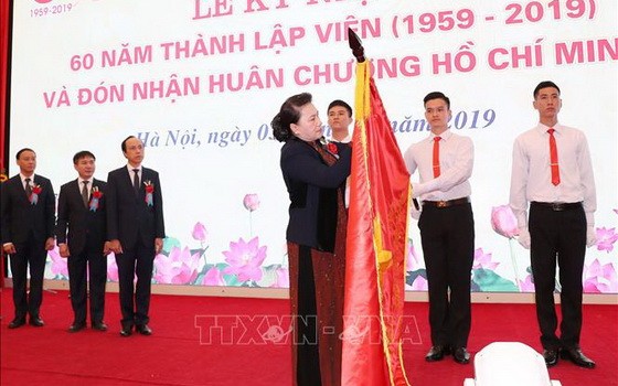 國會主席阮氏金銀代表黨和國家領導向越南水利科學院授予胡志明勳章。（圖源：越通社）