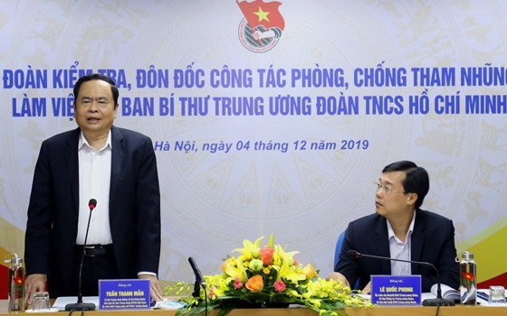 黨中央書記、越南祖國陣線中央委員會主席陳清敏（左）在會議上發表講話。（圖源：琦英）