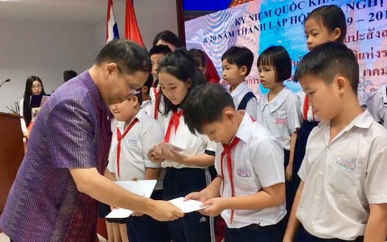 泰國駐本市總領事向學生頒發獎學金。
