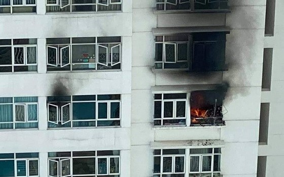 火焰從該公寓十三樓某住房冒起。（圖源：CTV）