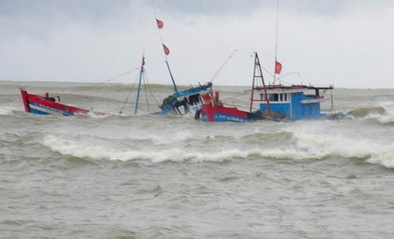 大浪擊沉漁船，兩人失蹤。（示意圖源：田升）