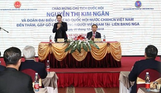 國會主席阮氏金銀造訪旅居俄羅斯越南人。（圖源：越通社）