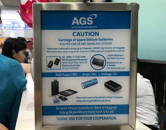 目前各航空機票代理處都設有“旅客攜帶備用鋰電池安全須知”的告示牌。（圖源：田升）