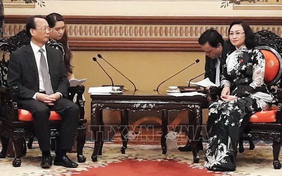 市人民議會副主席潘氏勝（右）接見中國重慶市人大常委會副主任杜黎明。（圖源：越通社）