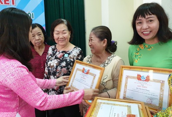 第五郡婦聯會代表向優秀華人婦女頒發獎狀。