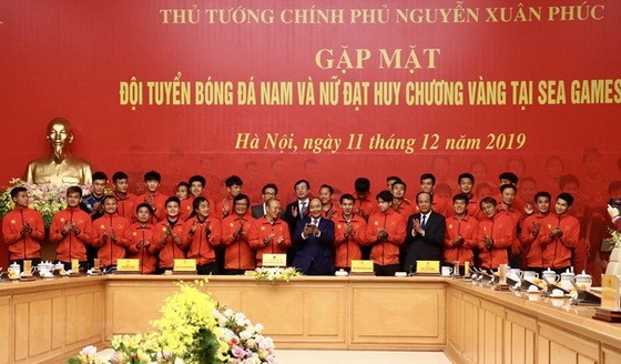 阮春福總理（中）與男子隊合照。（圖源：互聯網）