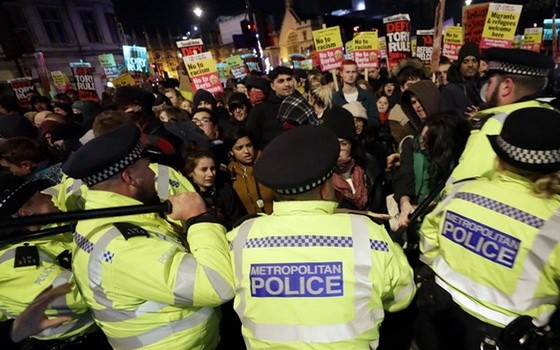 分裂持續，倫敦數百人上街反約翰遜。（圖源：AP）