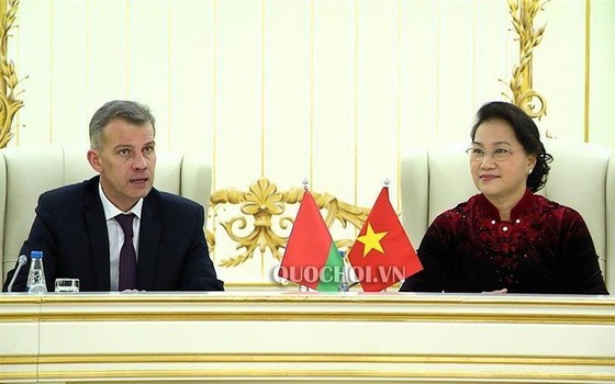 國會主席阮氏金銀（右）與白俄羅斯共產黨第一書記索科爾會晤。（圖源：Quochoi.vn）