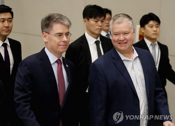 美國國務院對朝政策特別代表、副國務卿被提名人斯蒂芬‧比根（右）15日飛抵韓國。（圖源：韓聯社）